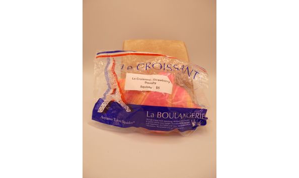 Big image 201906toy003 le croissant strawberry squishy p1000605