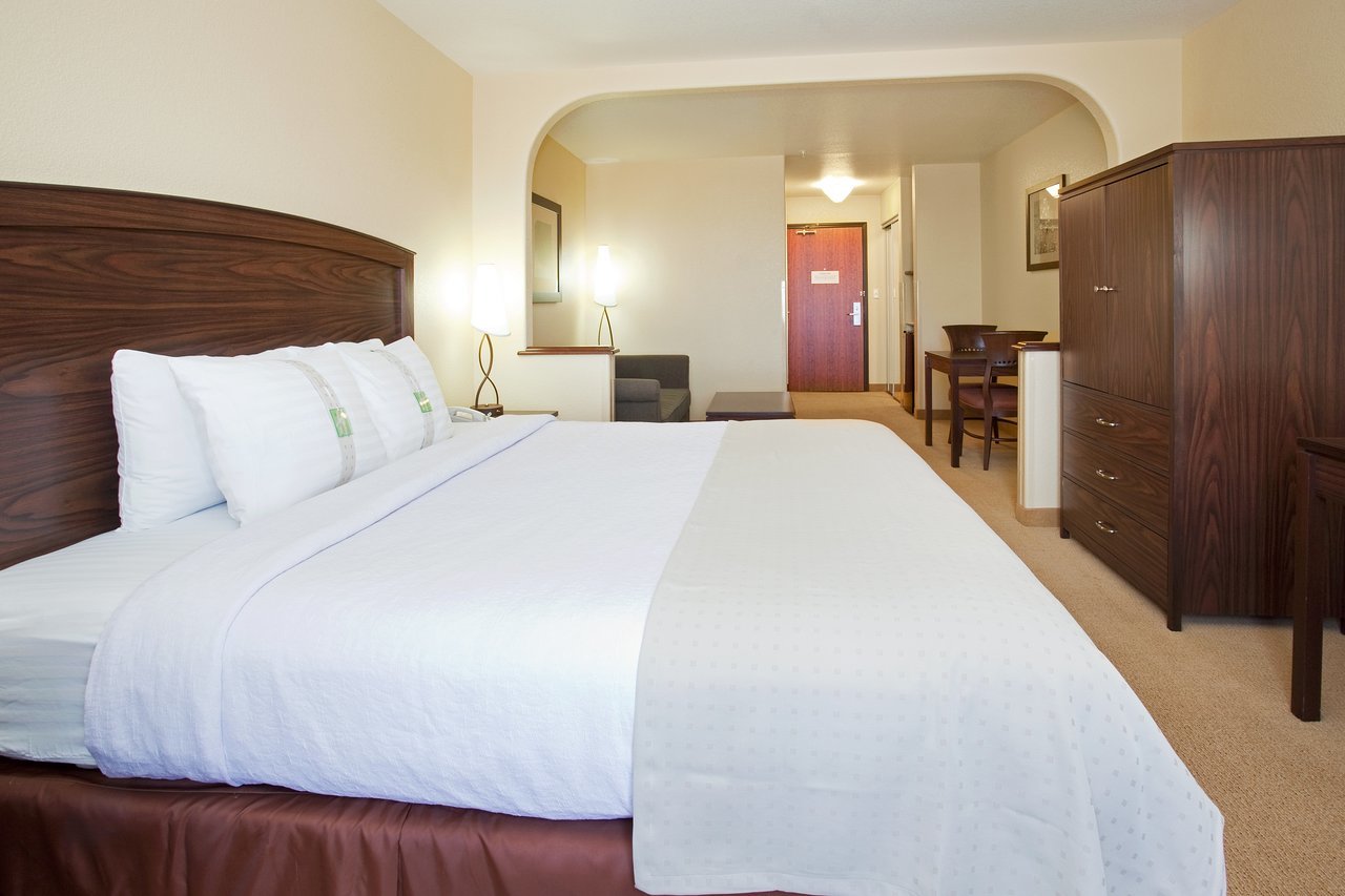 Round of Golf for Two at Spring Valley Golf Club and one night stay in