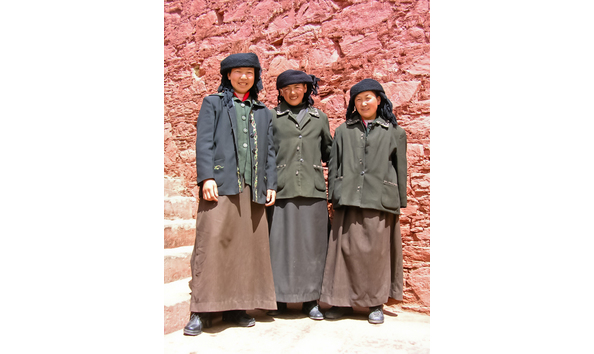 Big image women at sera gompa