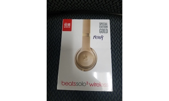 Big image 2021 auction 25 beatssolo3 wireless