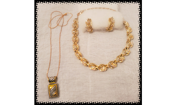 Big image black and gold 2