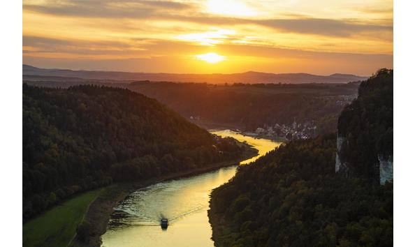 Big image boat going down river during sunset free photo