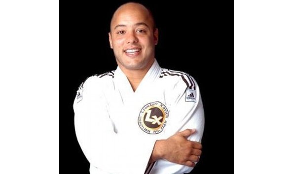 Big image leo black back ground menor 400x400