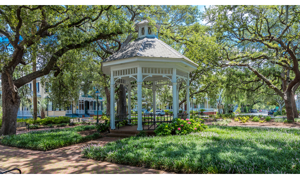 Big image pic one of many town parks in savannah