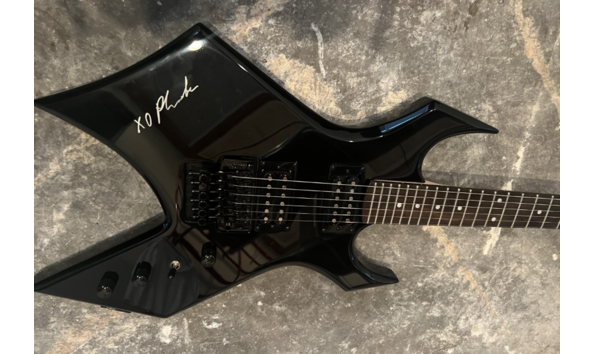 Big image phobeguitar2