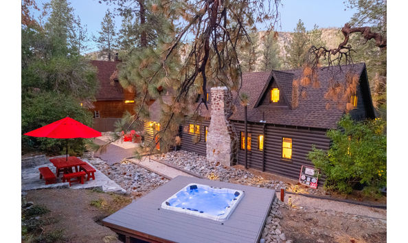 Big image wrightwood chalet   backyard hottub